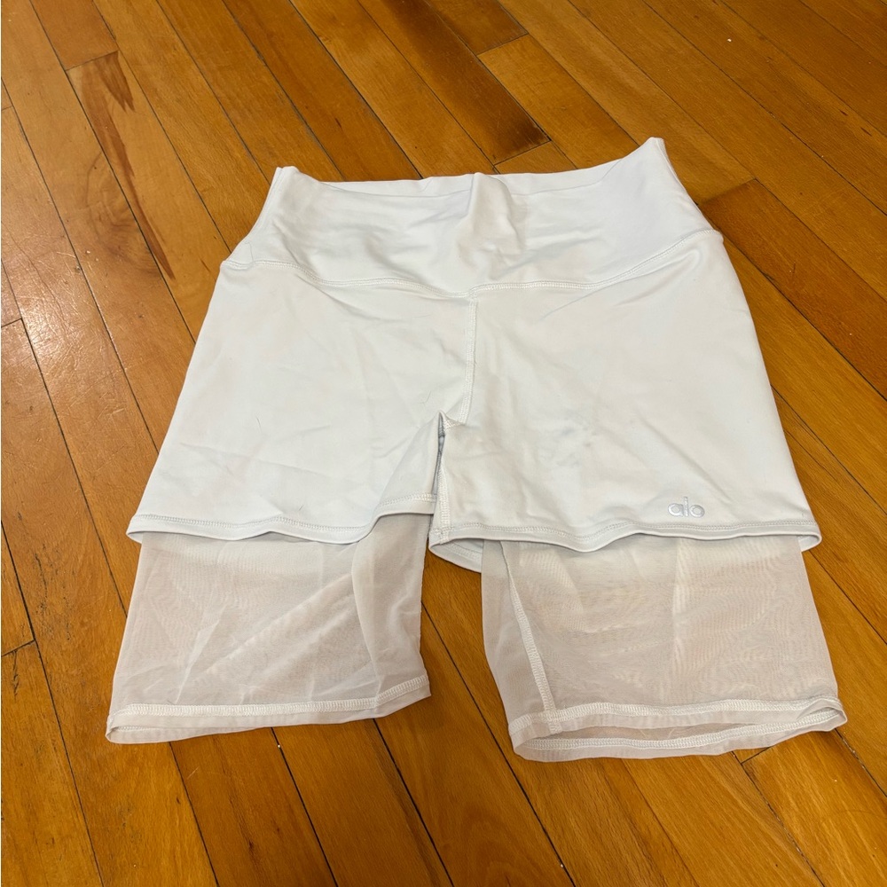 Alo Yoga Lavish Shorts White size L